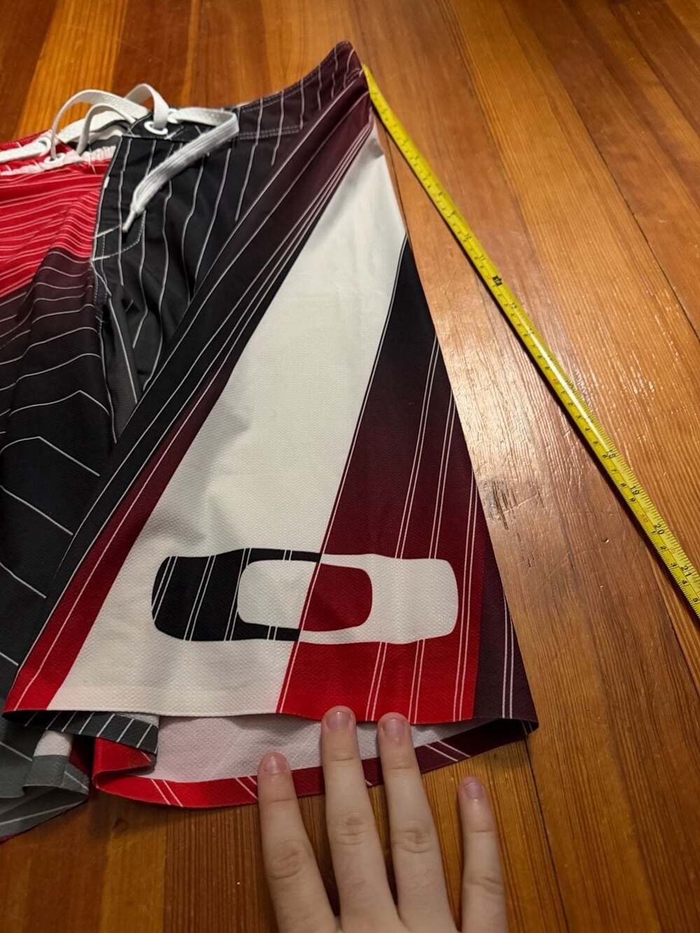 Oakley Hydrofuse Board Shorts Red Black Striped Size 32 - Picture 2 of 5